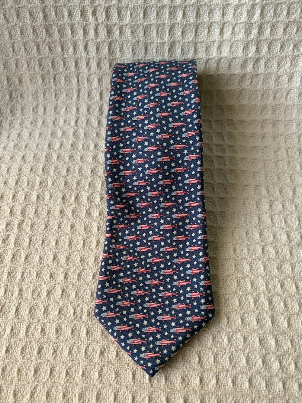 Vineyard Vines Martha’s Vineyard Men’s Flag Print Fish & Stars Handmade Silk Tie
